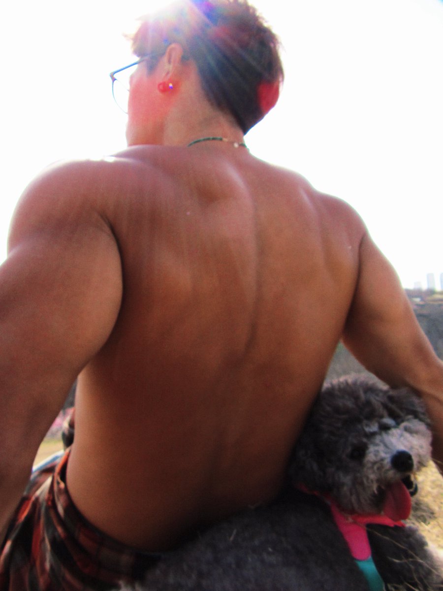 别看我小 tweet media