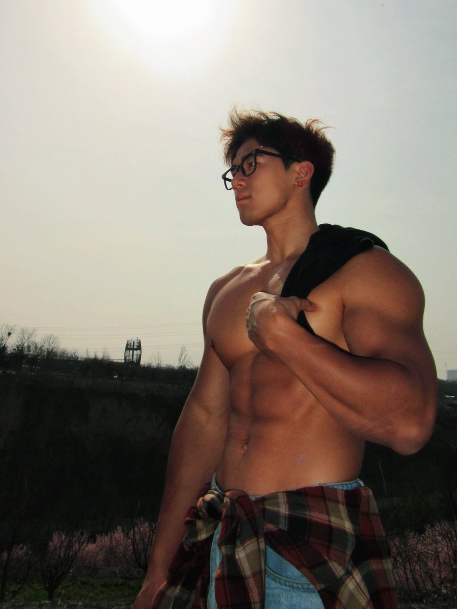 别看我小 tweet media