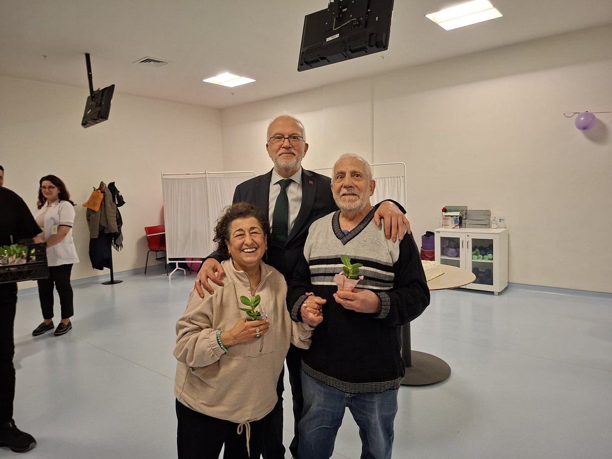 18–24 Mart Yaşlılara Saygı Haftası kapsamında Eskişehir Şehir Hastanemizde anlamlı ve sıcak bir buluşma gerçekleşti. İl Sağlık Müdürümüz Doç. Dr. Yaşar Bildirici, Kamu Hastaneleri Hizmetleri Başkanımız Op. Dr. Serkan Ceyhan, hastane yöneticilerimiz ve sağlık çalışanlarımızla