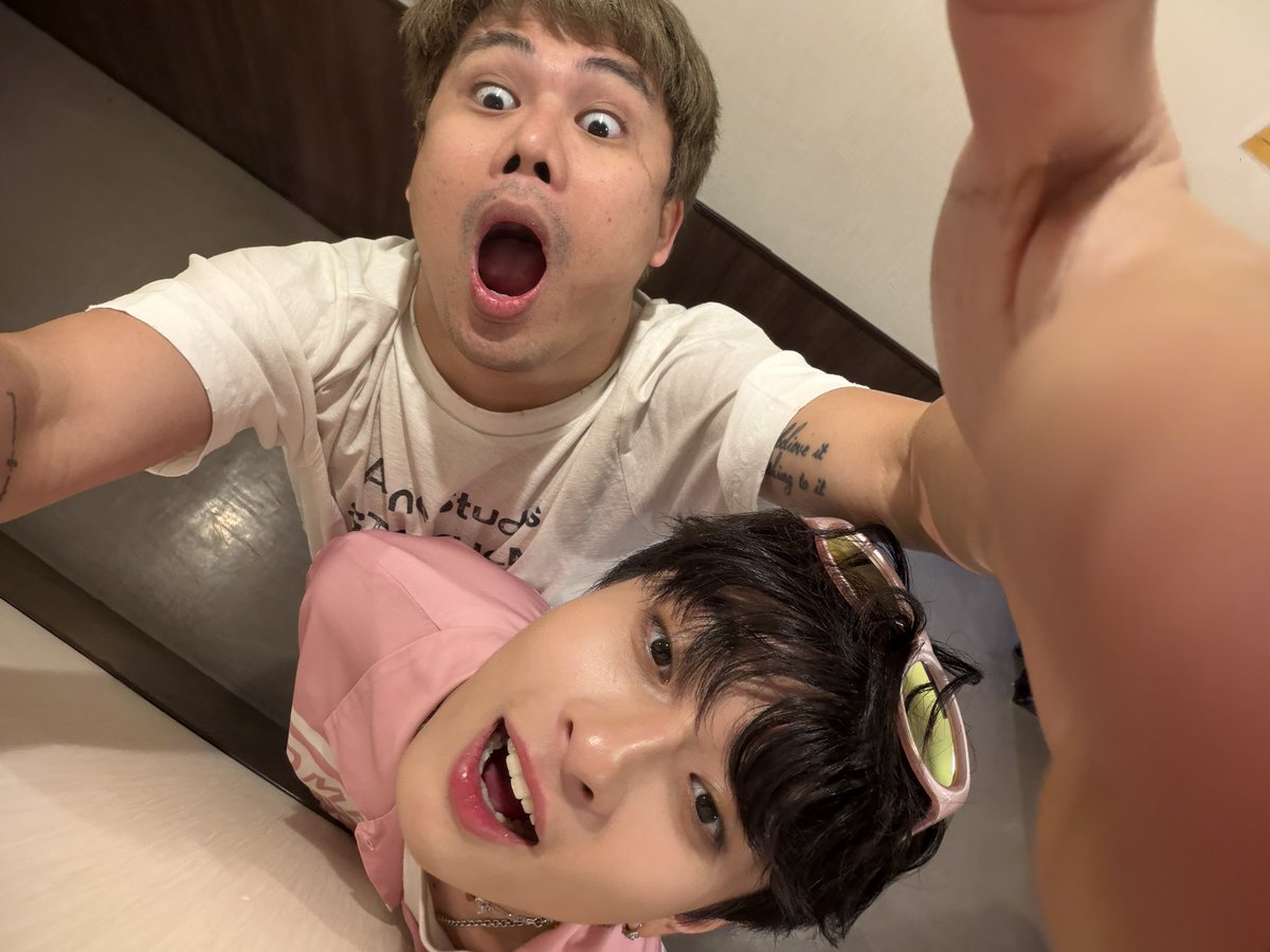 ถ่ายกับเพื่อน                                 ถ่ายกับแม่ 
🩶🤘🏻⛓️❤️‍🔥                                 💖🌸🫳🏻🐽
🎱💥♟️🎸                                  🍡💞🥚🤏🏻
🌊〰️🤘🏻💥                                  🐷🍥🍧💫

เฟี้ยวคนละโหมด แต่เฟี้ยวอยู่ 
#DMDWORLDINTOKYO
#waavetnp <a href="/waavetnp/">waveee</a>