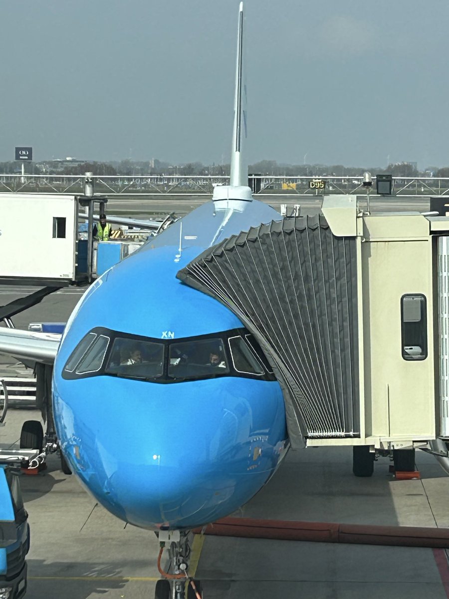 AlphaKilo01's tweet image. Sneller, Stiller en Schoner. Op 6 maart werd deze #airbus afgeleverd aan @KLM en nu al mijn vervoer naar #barcelona @MarjanRintel Prima beenruimte ook en #wifi aan boord #meervliegen @AirFranceKLM