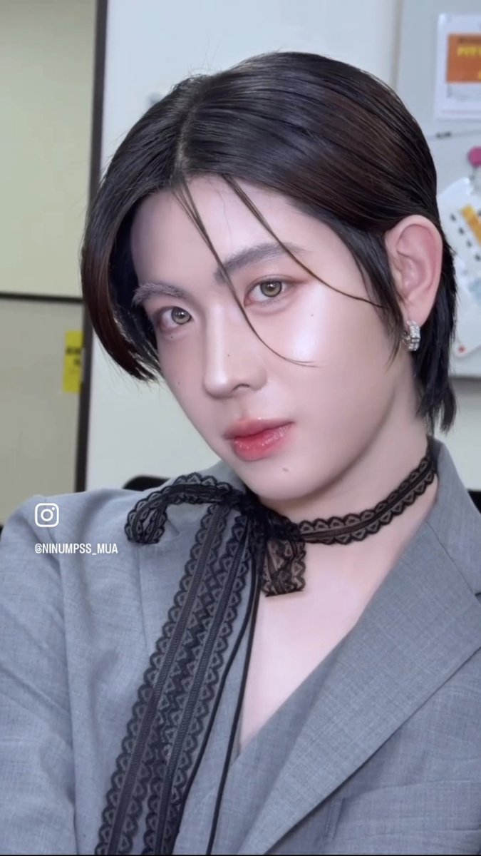 “คุณมาได้ไง?”
“คุณเอาของขวัญมาให้”
“งั้น…อินแกะของขวัญเลยได้ไหม” 

🙈🫠  

อยากดู ยทบ.แล้วววววววว 
#แลกฟอลรออินคุณ