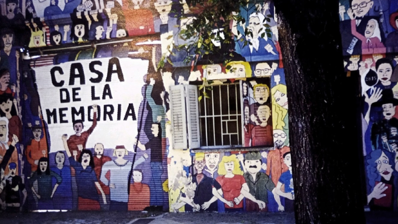 La casita de los ciegos pelotadetrapo.org.ar/la-casita-de-l… Fue una de las primeras viviendas apropiadas en ser recuperadas: “La casita de los ciegos”, en Rosario. Pertenecía a Emilio Etelvino Vega y María Esther Ravelo, los dos ciegos y secuestrados en 1977. Por <a href="/delfradecarlos/">Carlos del Frade</a>