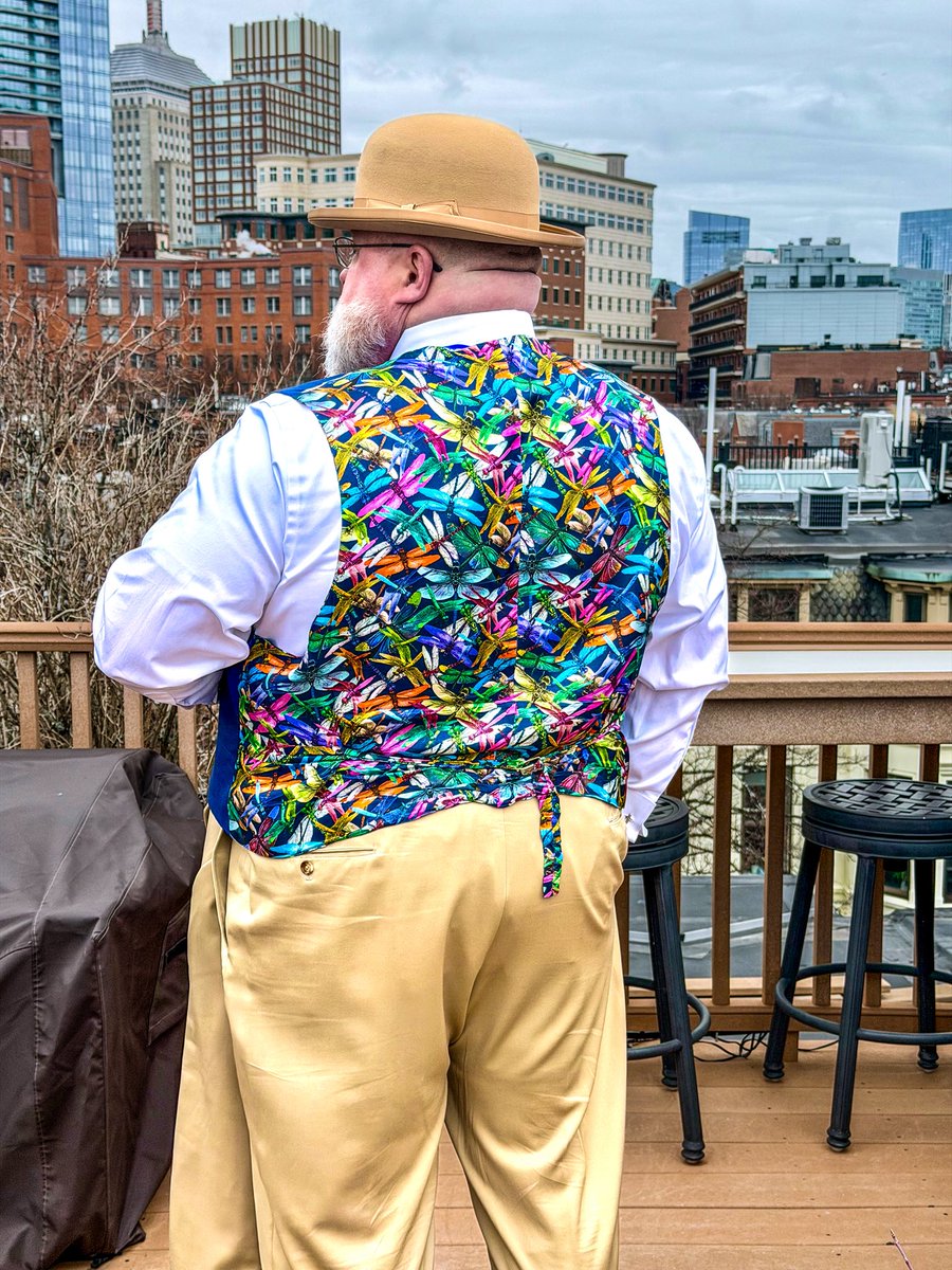 TheBigSartorial's tweet image. Ok it’s the weekend. Dress casual. You can do this. Laid back, relaxed look. Like you’re going to a BBQ.   Practically lackadaisical. And… nailed it!
#Suitup #sartorial #dapper #bespoke #suit #bigguys