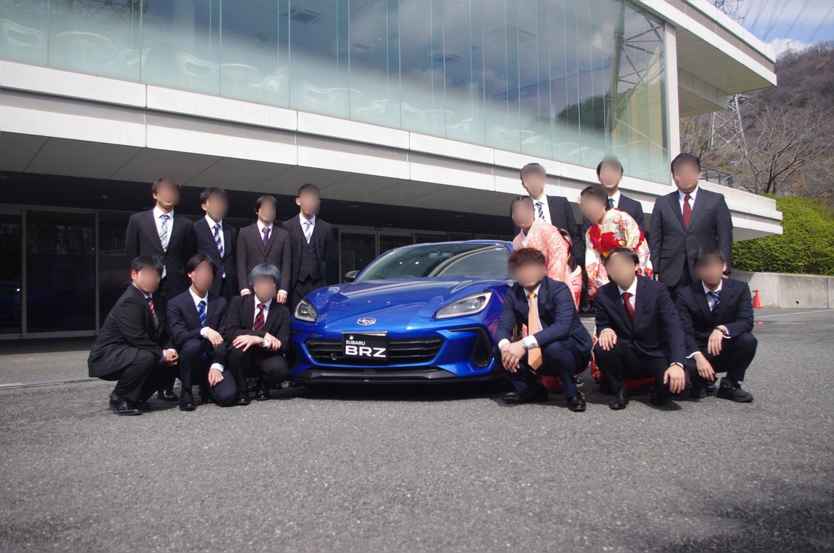 godofrain_ZD8's tweet photo. 私の研究室の卒業メンバーと撮りました🎓

BRZのように、困難（コーナー）でも
攻める人材になってほしい🚙 https://t.co/4kekgrasRa