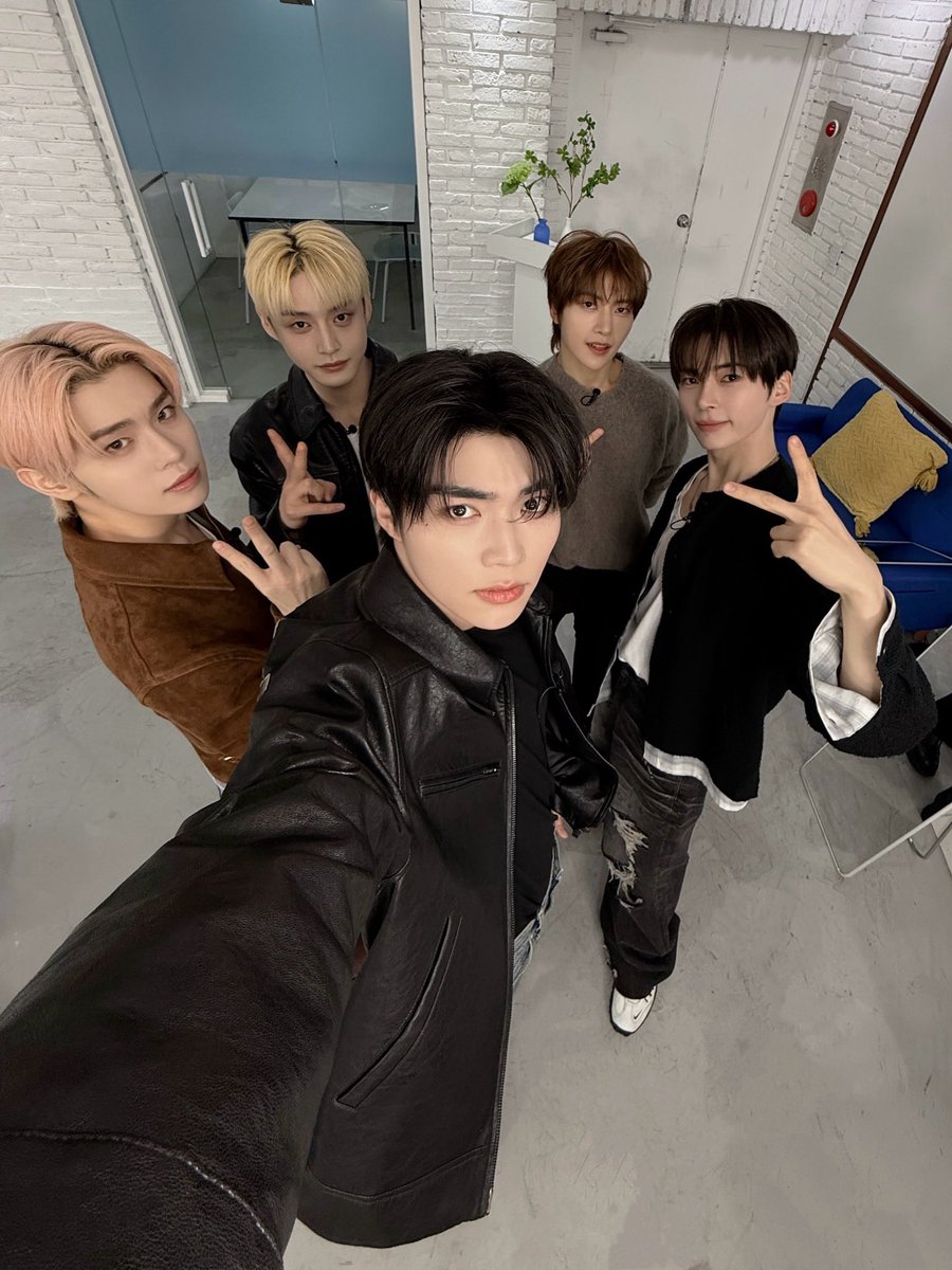 rel εїз tweet media