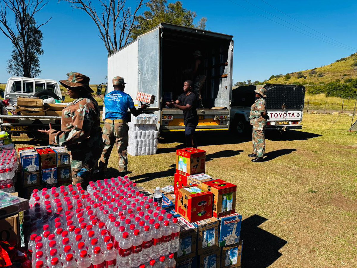 SANDF_ZA's tweet photo. πΏπ¦#JointOperationsDivision Article || Soldiers deployed under Operation CORONA in the Free State continue to receive the support they need to stay operational on the borderline.
https://t.co/zmoIb9oNnm
πΏπ¦#SANDF
πΏπ¦#JointOperationsFreeState
#OperationCORONA https://t.co/XVHnkJQLux