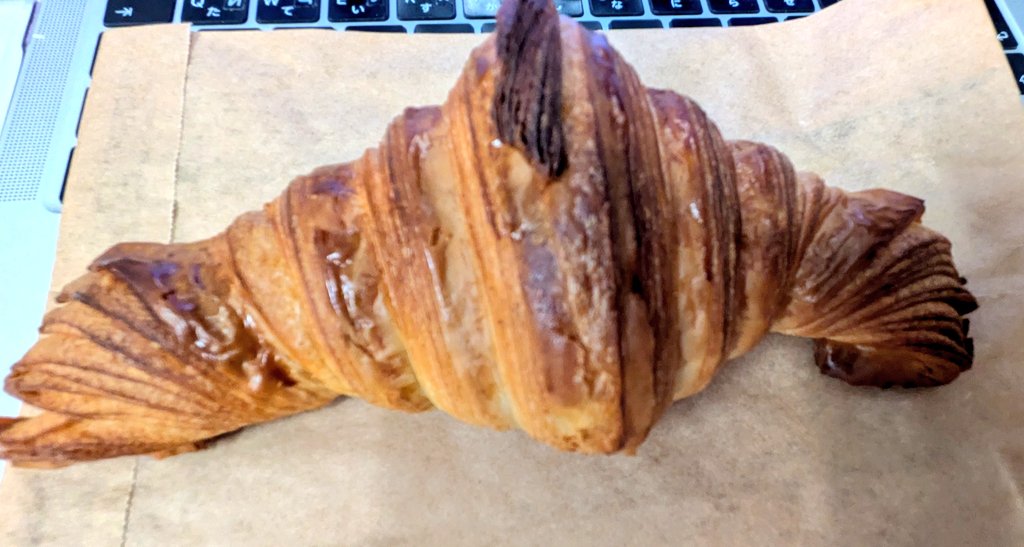 nicespinkick's tweet photo. 証券取引所近くのベーカリーバンクさんでクロワッサン🥐とスコーン😋😋バターが効いていてサクサク😊お値段いいけど味もいい😋😋事務所が引っ越すみたいだからあと1回来てみよう😆
#ベーカリーバンク
#クロワッサン
#スコーン https://t.co/WO9Q7cghCC