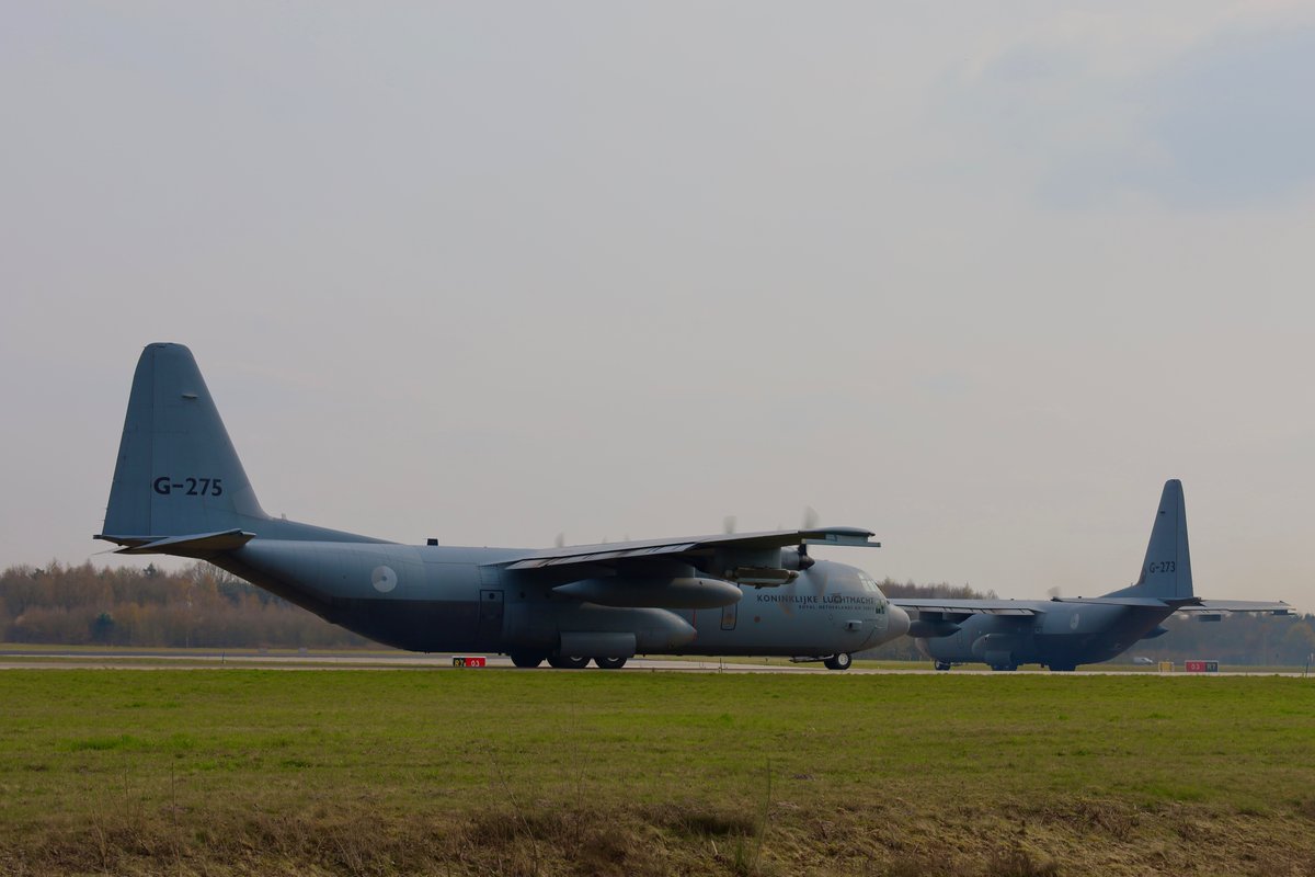 VlbEindhoven's tweet photo. Oefening #OrangeBull is gestartโ๏ธ twee weken trainen we het maken van tactische naderingen, droppen van vracht & parachutisten en het vervoeren van oefengewonden op diverse locaties in Groningen, Friesland en Belgiรซ. Ook maken we gebruik van @dhcluchtmacht en @twenteairport https://t.co/E63xNxztSo