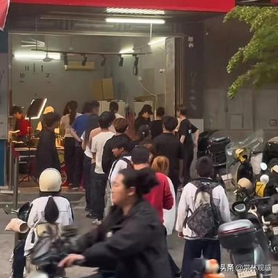 Dicklin15's tweet photo. 最近广州有一家五元水饺四元面馆火了，一份十五个水饺只要5元，店家的视频明确说明他的水饺是从美团进货的，一斤三块多，一斤水饺三十个可以做两份，成本不到两元，摊上汤料和煤气也不会超过三元，由于很便宜，一天能卖几百份，每天营业额两千多，能赚一千元。由于这种模式投资很低，目前全国各地涌现出一批卖5-6元快餐的创业者，惠州一家卖鸡腿饭的，价格只要6元，国内市场实在太卷了