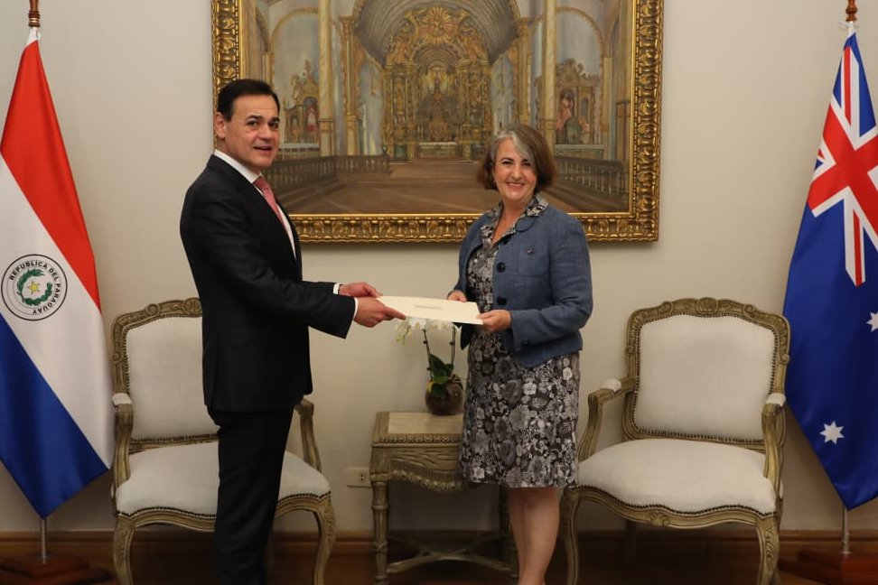 EmbAustraliaBA's tweet photo. Presenté cartas credenciales ante el Presidente de #Paraguay @SantiPenap y el Canciller @rramirezlezcano, reafirmando el compromiso de fortalecer los lazos de cooperación, diálogo y amistad. Seguimos construyendo puentes y generando oportunidades compartidas. #Australia  🇦🇺🤝🇵🇾 https://t.co/aQvmQKdwaz