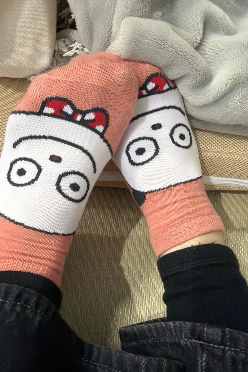 今日のくつ下🧦

新入りです😉
月曜日はパンダの日！って自分の中で固定され始めたなぁ〜

まだ少し肌寒いので1人濃いめのニット着て出社してます…。
なんでみんなアウターの下は薄着なの…室内もまだまだ寒いやん…？と1年以上経っても疑問です😵‍💫

 #今日のくつ下
 #ごきげんぱんだ