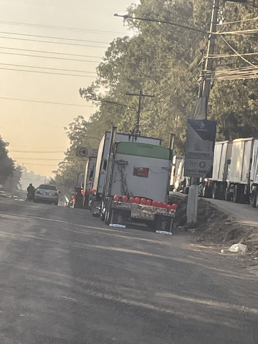 Ealbarpa's tweet photo. Preparándose en el Km. 22 del Pacífico a la capital para bloquear o salir en caravana #bloqueo #aumentogasolina #guatemala #guate #gasolina #gasolinacara @Noti7Guatemala @AztecaGuate @Guatevision_tv @prensa_libre @EmisorasUnidas https://t.co/WdAXGTx031