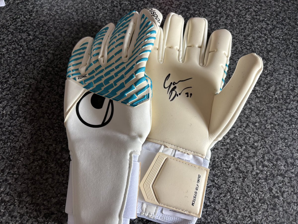 AS_FootyReview's tweet image. And finally issued signed Southampton and Ireland keeper Gavin Bazunu gloves… 

These items will all be available on the night for auction, thank you again @uhlsportUK and the @somersetcfl for these great kind donations 🙌🏼⚽️ #FW #SupportCF #CharityBall
