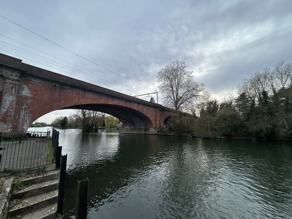 edward_gillin's tweet image. Brunel’s Maidenhead railway bridge, part of the Great Western Railway, was the setting for Turner’s “Rain, Steam, and Speed” in 1844. Now in the @NationalGallery 

#art #railway #bridge #turner #painting #train #engineering #oil #steam #speed #rain