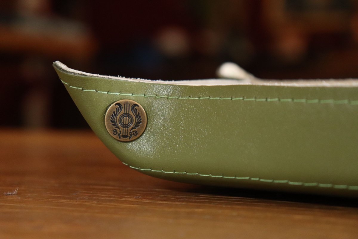 SpeechlessBard's tweet image. We've got a new green leather for our dice trays, as our last one ran out. This new one is more olive green than grass, but it's still very pretty 🌿 
We'll be updating the shop later today, so stay tuned!
#ttrpg #dicetray #leathercraft