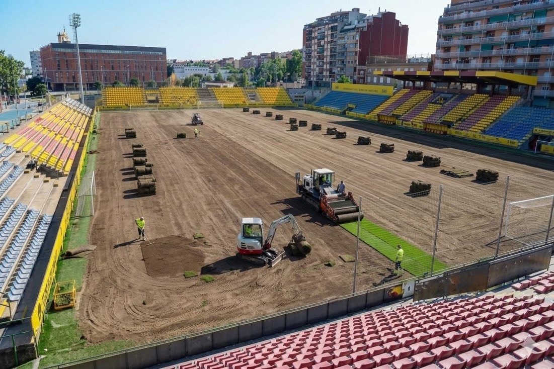 A tres victorias. Esa es la distancia a la que se encuentra la <a href="/uesantandreu/">Unió Esportiva Sant Andreu</a> de tener el “problema” del césped natural.

Espectacular tramo final de temporada. 

📸 <a href="/fxaviermiralles/">Xavier</a>