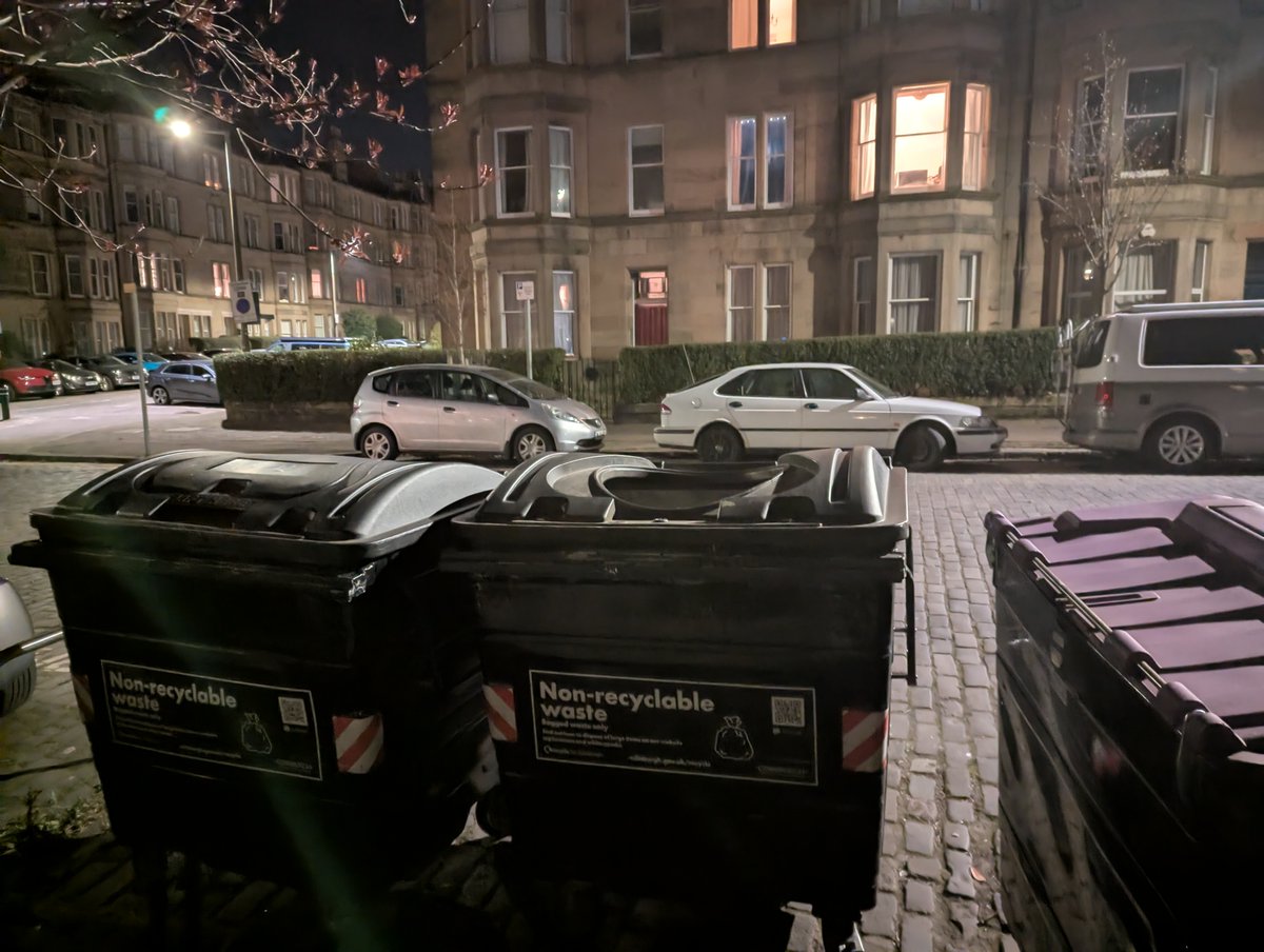 AngryWaves's tweet photo. @edinhelp Can you please arrange to repair/replace the missing bin flap for the black general waste bin outside 65 Warrender Park Road. Thanks

CC: @MarchSciennesCC https://t.co/bqJOO1NyKd