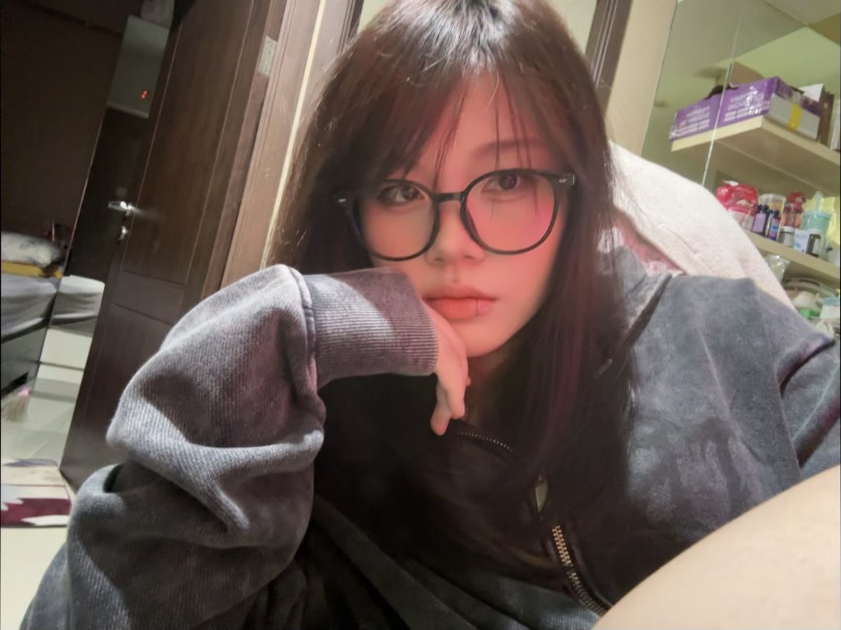 howie (he/she) tweet media