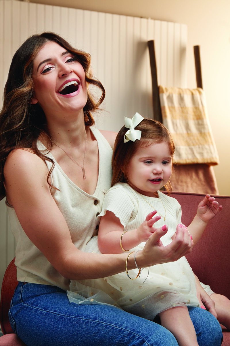 RyanJonathanFJ's tweet image. The beauty of shared moments, made even brighter with radiant gold. #LuxuryNecklaces #ElegantJewelry #ChicLooks