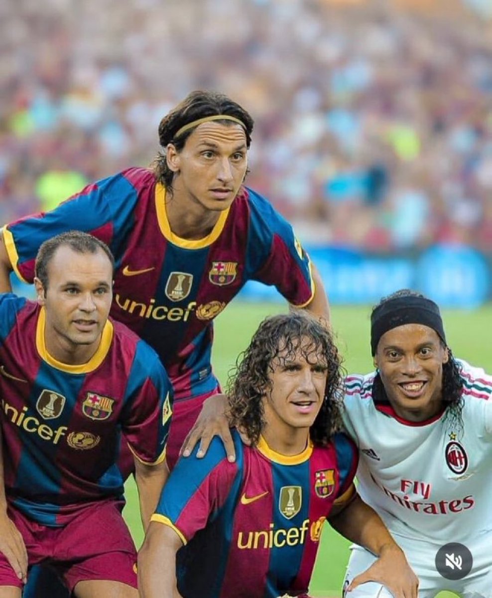 2010. Ronaldinho poses for a photo with his old team.
