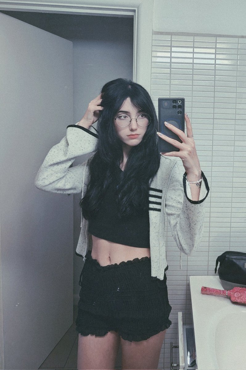 paipoop :3 tweet media