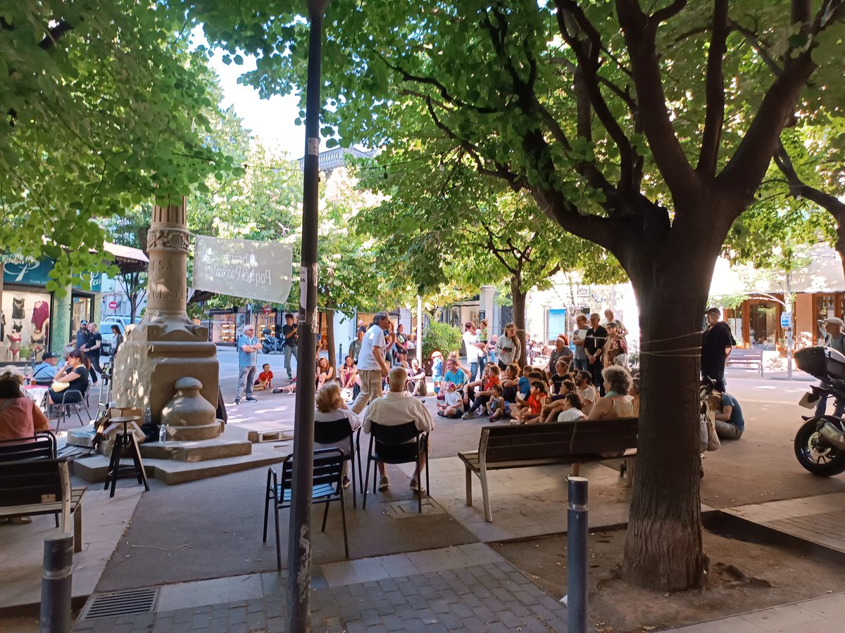 Llibreria Poques Paraules tweet media