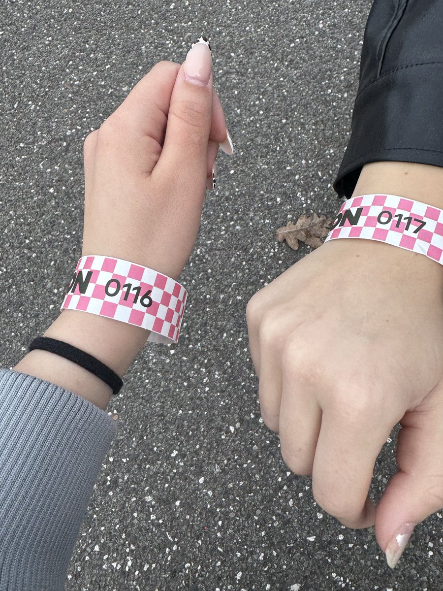 daniela | touched louis ⋆.𐙚 ̊ tweet media