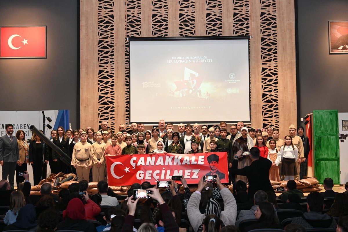 Kaymakamımız Cemalettin YILMAZ, “18 Mart Çanakkale Zaferi ve Şehitleri Anma Günü”münasebetiyle,Ergün Koç Kültür Merkezinde düzenlenen programa katıldı.🇹🇷
#ÇanakkaleGeçilmez🇹🇷