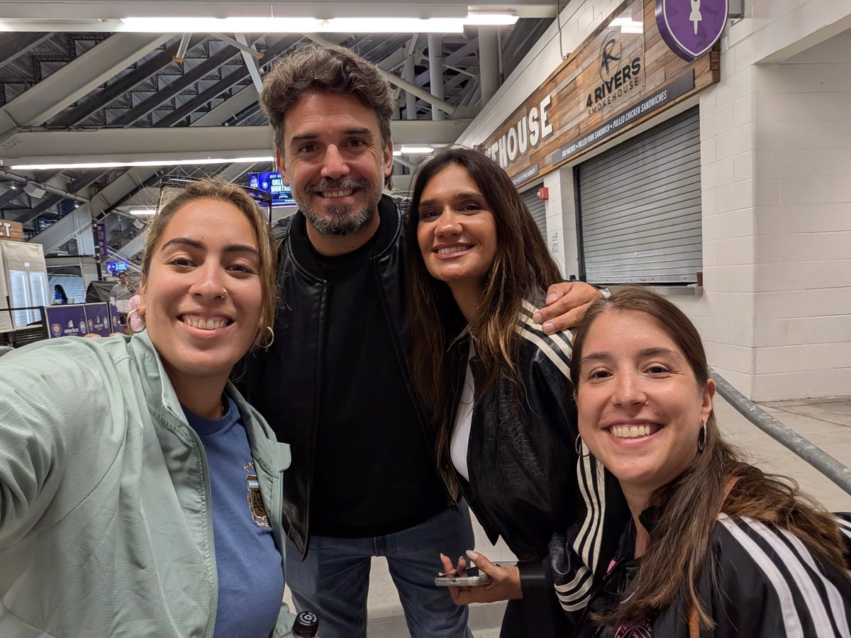 had89's tweet photo. Con los 1 en Orlando #nadiedicenada https://t.co/LaviuEXfia