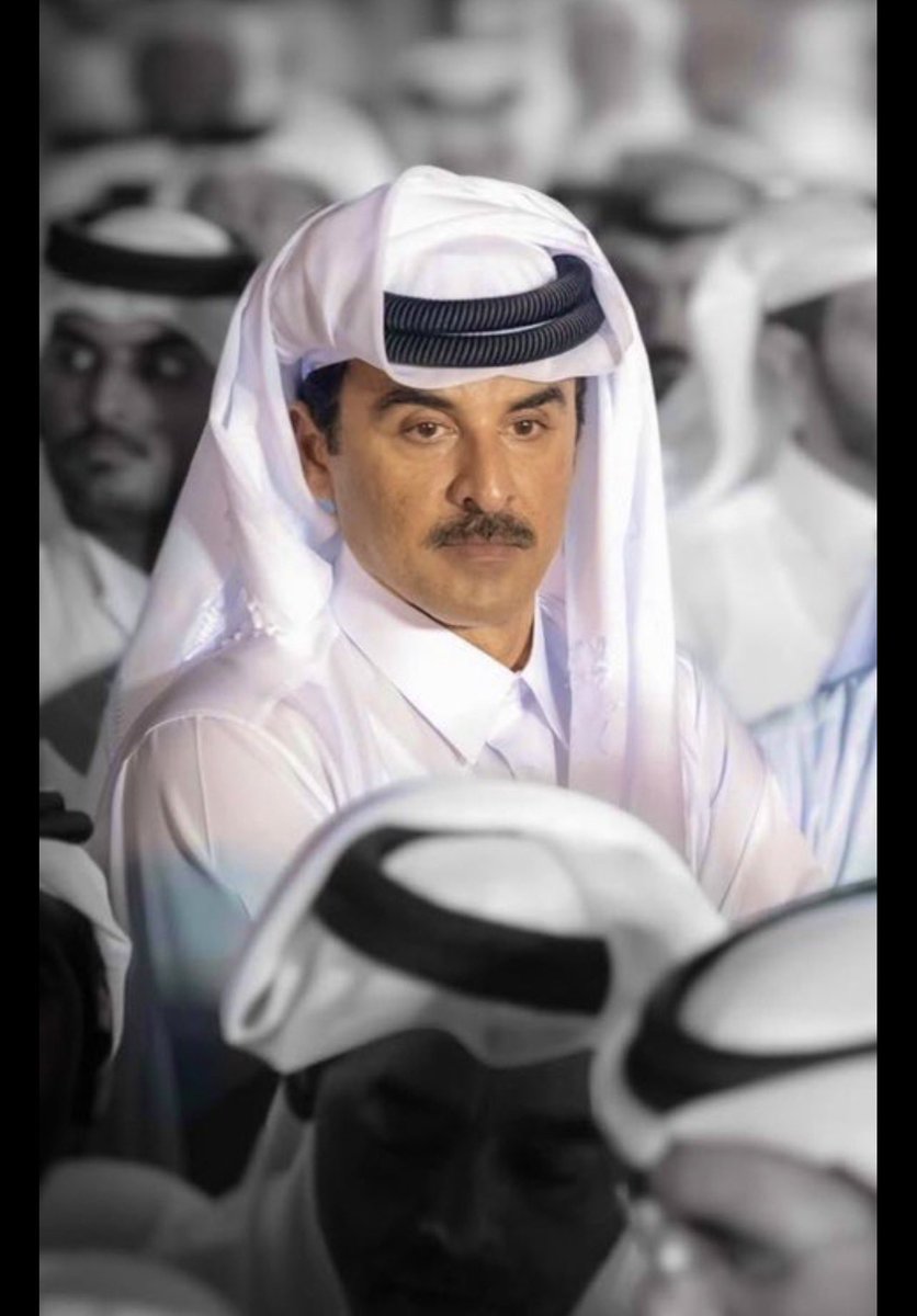 هذه الصورة التُقطت بالفعل في لحظة مهيبة ومؤثرة جداً، وتحديداً خلال مراسم تشييع جثامين شهداء الواجب من القوات المسلحة القطرية 
رسالة التلاحم إن حضور القائد شخصياً في مقدمة المصلين والمشيعين، وتأثره الصادق، هو ما يصنع الفارق في العلاقة بين الحاكم والمحكوم في قطر؛ علاقة قوامها