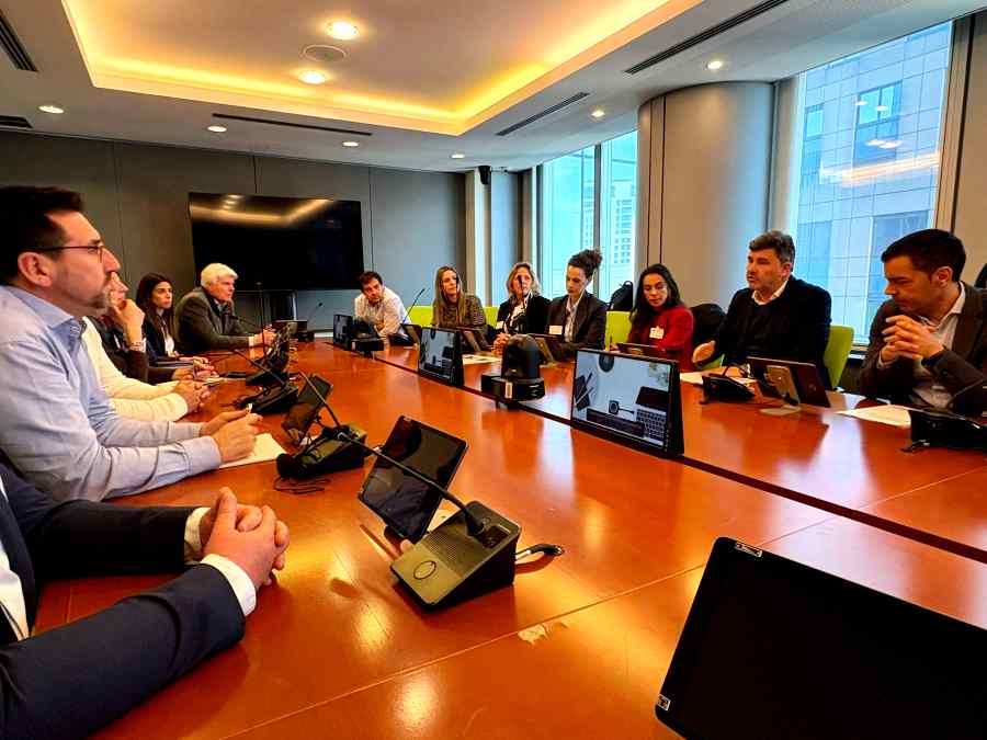 elapuron.com tweet media