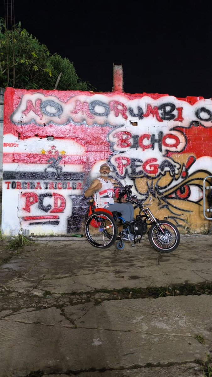 neneafroh's tweet photo. SÃO PAULO 🇾🇪 X sem mundial 🐷
 
Essa é minha terapia, ver o tricolor jogar ele ganhando ou ele perdendo será sempre o campeão 🇾🇪

E nesse jogo foi mais um sonho realizado ter nosso grafite em frente ao estádio do Morumbi, um significado gigante de resistência e representatividade https://t.co/4NxZ0LXbqK