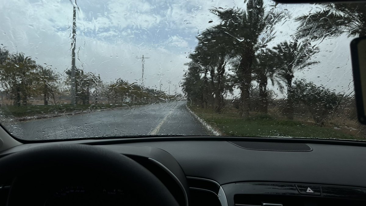 abraru_'s tweet photo. المطر كفيل انه يرضيك، بكل الأوقات .. https://t.co/kfDZUVWiN8