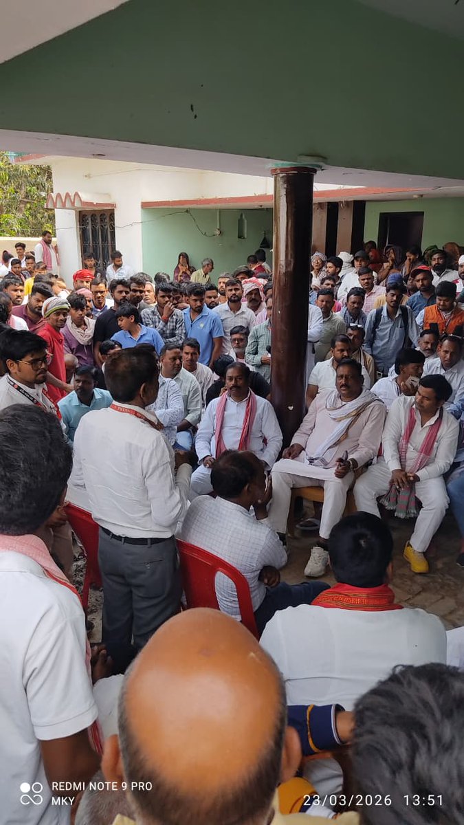PahlwanKumar's tweet photo. गोरखपुर बांसगांव विधानसभा क्षेत्र के गगहा थाना के ग्राम रावतपार ऋषभ यादव हत्या के उपरांत उनके घर साथियों के साथ पहुंचकर शोक संवेदना व्यक्त किया तथा समाजवादी पार्टी के डेलिगेशन के साथ मौजूद रहा।
#AkhileshYadav
#Samajwadiparty
#gorakhpur https://t.co/UBKGTs6Ss0