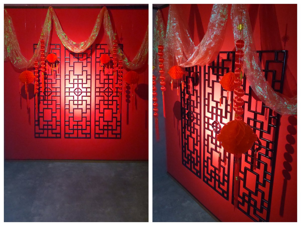 space_105's tweet photo. 【ブース/備品紹介】
🏮中華ブース🏮では装飾とスポットライトの組み合わせがおすすめです👀
ゴールドカーテンや額縁(ゴールド・ホワイト)もぜひご活用ください💖
お得なクーポンのご利用は今月末まで☑️📝

#コスプレイヤーさんと繋がりたい
#コスプレスタジオ
#千葉県 #船橋
#貸し切り��タジオ https://t.co/NbJW5groHo