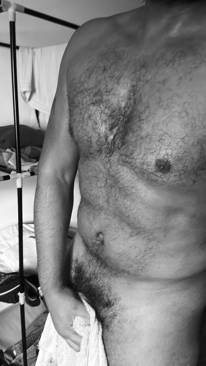 Je suis Maître Khalil, on m’appelle l’Alpha Marocain. Musulman, queue toujours dure, endurance de taureau, dominant jusqu’à la moelle et sauvage comme un lion du désert. Toi, sale cafard blanc, je vais t’écraser sous ma semelle jusqu’à ce que tu hurles. T’es ma bonne lope, mon