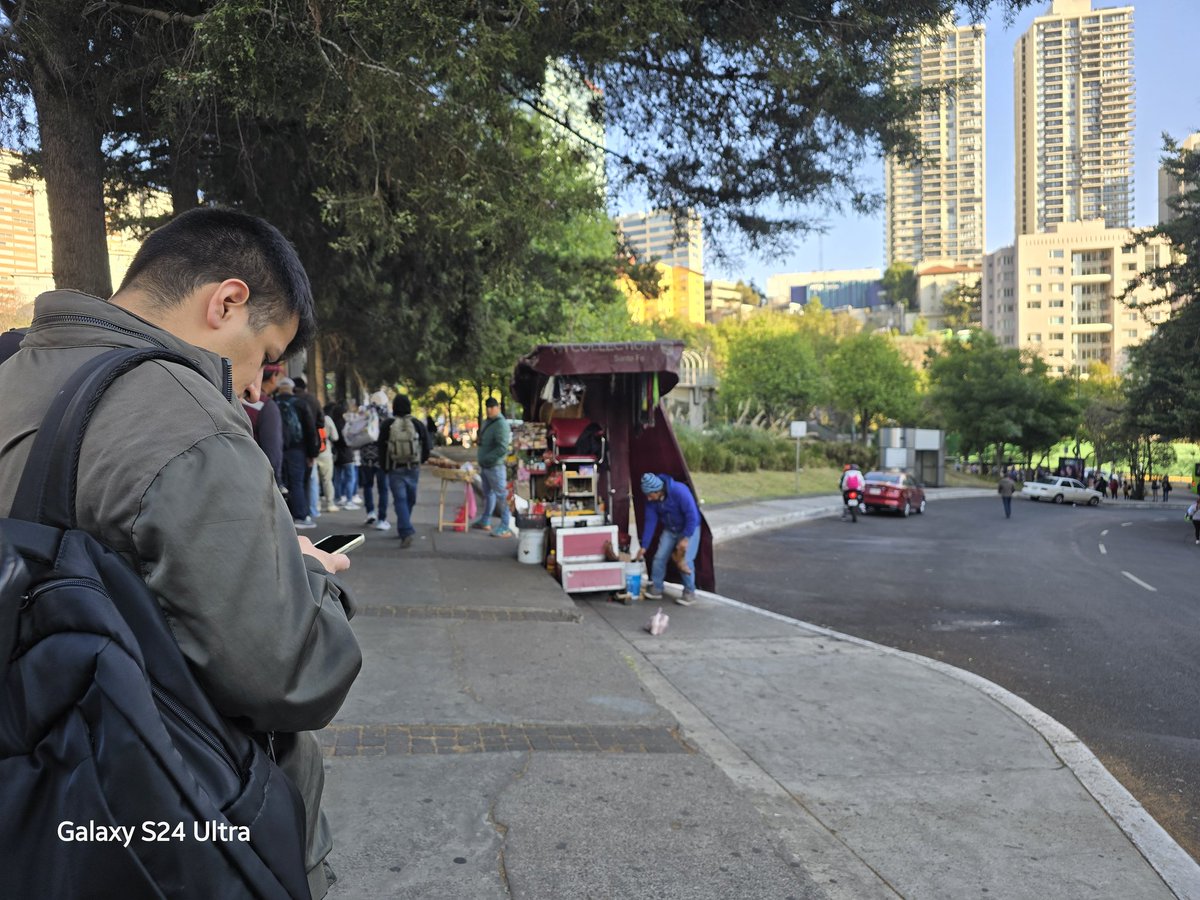 miich_h's tweet photo. @RTP_CiudadDeMex Fila de al menos 200 m en paradero Santa Fe y ninguna unidad 34-B ¿qué pasa con la logistica de esta ruta? https://t.co/rCNc4LIoBy