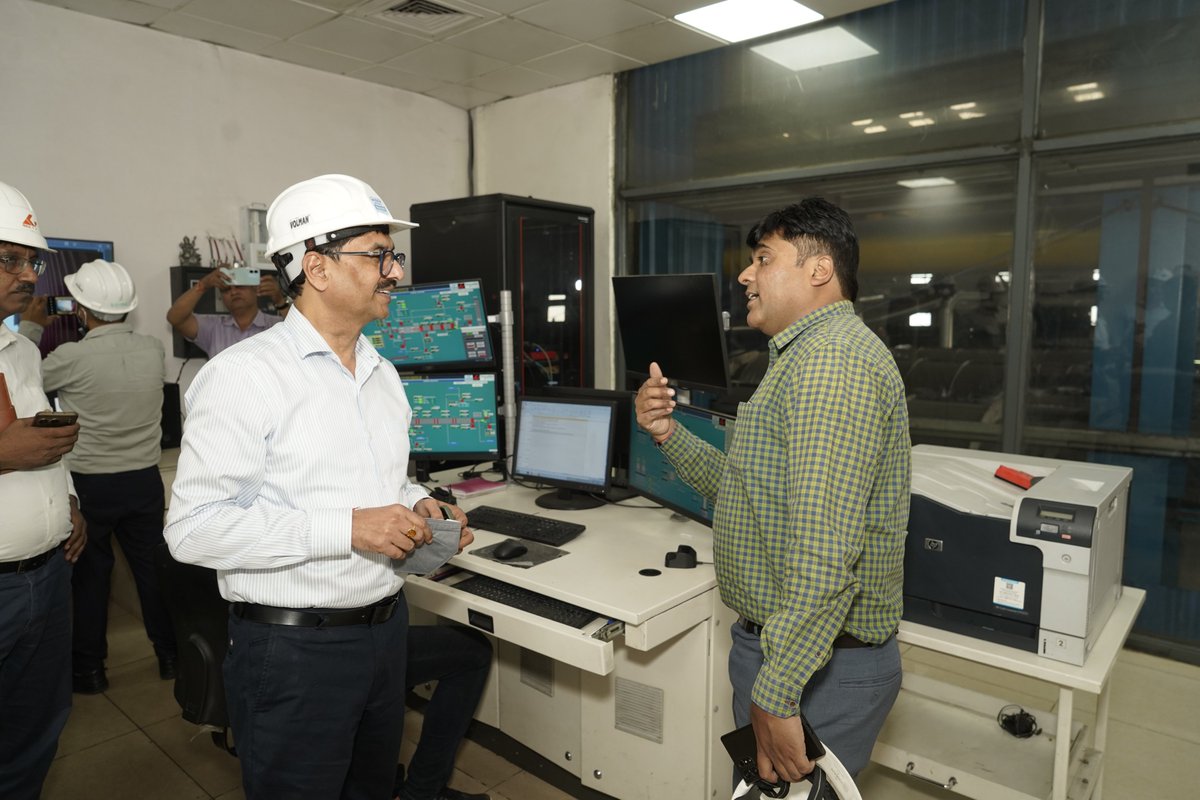 uppcbofficial's tweet image. On 23.03.2026, Dr. R. P. Singh, Chairman, UPPCB, visited Varanasi Harit Koyla Pariyojana at Ramana, #Varanasi and conducted an on-site inspection of India’s first commercial #waste-to-#green-#charcoal #plant along with Shri Rohit Singh, RO, UPPCB Varanasi.  

#inspection