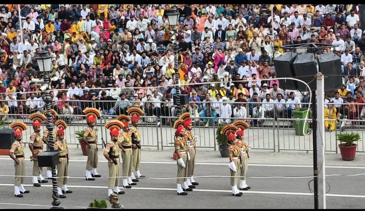 जब हजारों की भीड़ एक सुर में 'वन्देमातरम ' का उद्घोष करती है, तो अहसास होता है कि हमारी असली पहचान क्या है। वो जोश, जो आज अटारी-वाघा बॉर्डर की बीटिंग रिट्रीट सेरेमनी और सीमा पर तैनात हमारे जांबाज सैनिकों का वो जज्बा... आँखों में गर्व के आंसू और दिल में सिर्फ एक ही नाम— भारत !
​आज