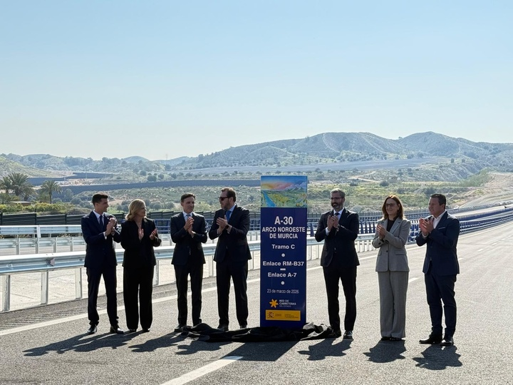 regiondemurcia's tweet photo. 🛣️El Gobierno regional urge al Ministerio de Fomento a completar el anillo metropolitano de Murcia con el Arco Norte y las autovías del Reguerón y la RM-1.

🗣️🚦El consejero destaca que el Arco Noroeste supone un alivio del tráfico de la A-30 procedente del norte hacia #Murcia, pero que "no soluciona el déficit de infraestructuras viarias".

Noticia: https://t.co/FRgRVjD0nE