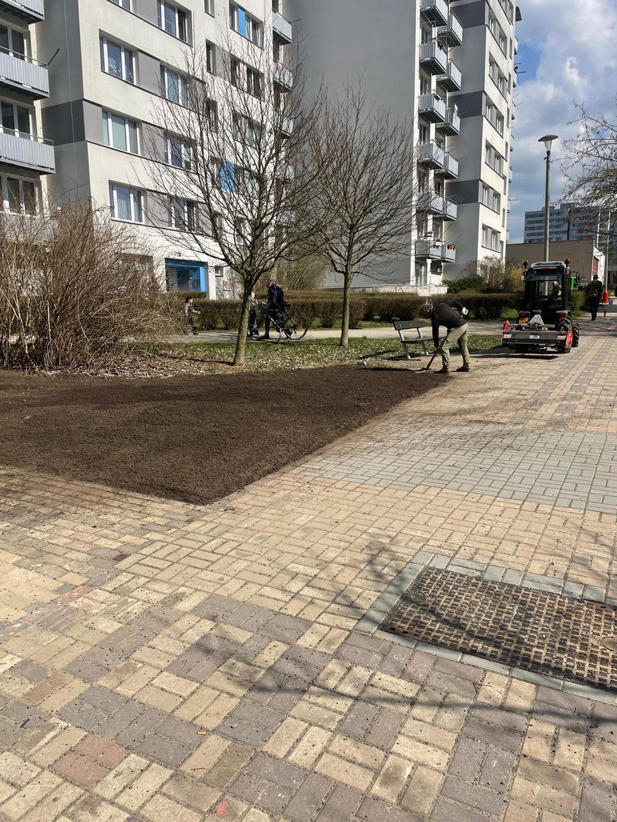 🌿 Na Sídlišti nad Lužnicí finišují terénní úpravy u Aleje přátelství po rekonstrukci rozvodů a havarijního tepelného kolektoru. Po dokončení přijde na řadu výsev nového trávníku. Díky za trpělivost. 🙏 #Tabor