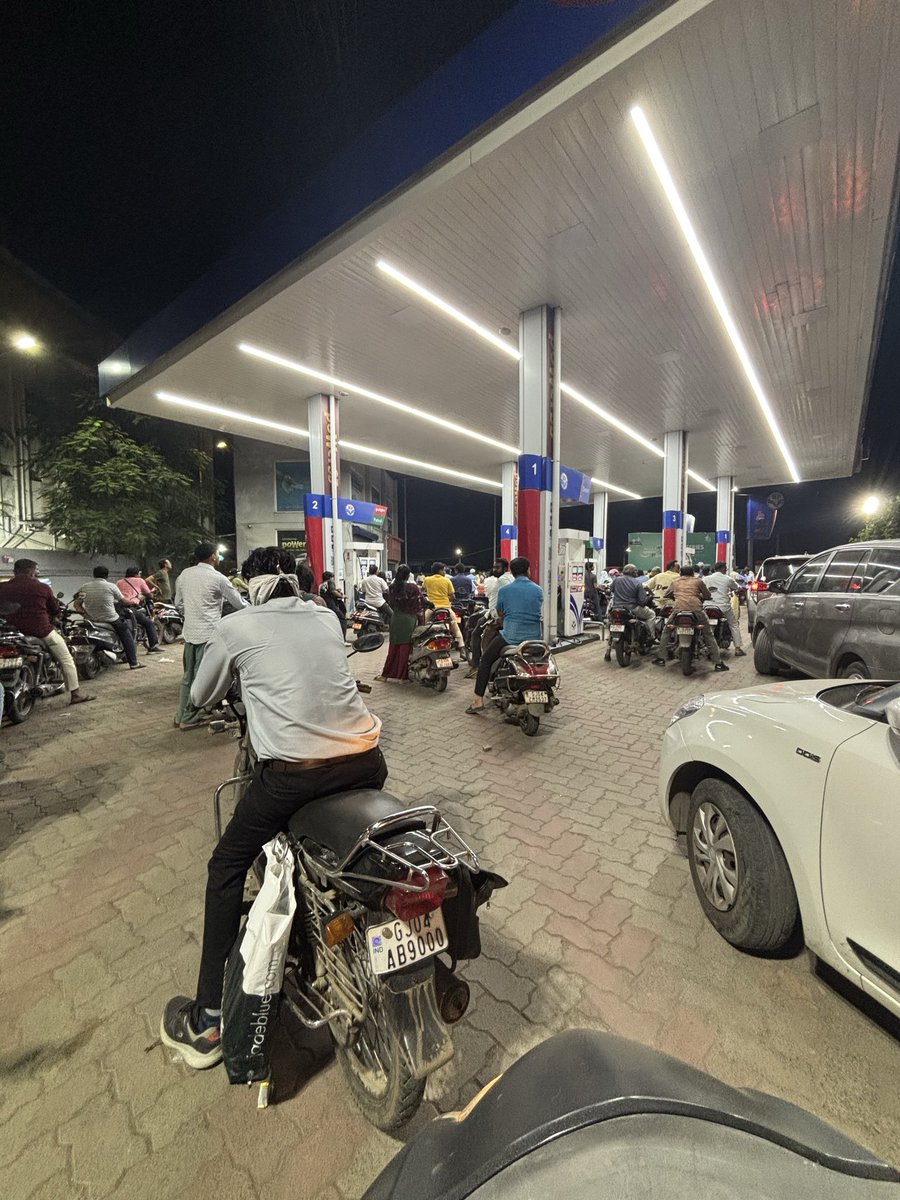 vdave33's tweet photo. Wtf is happening? Never seen this much of rush at petrol pumps! #gujarat #india #petrol https://t.co/5mHX5jkzBI