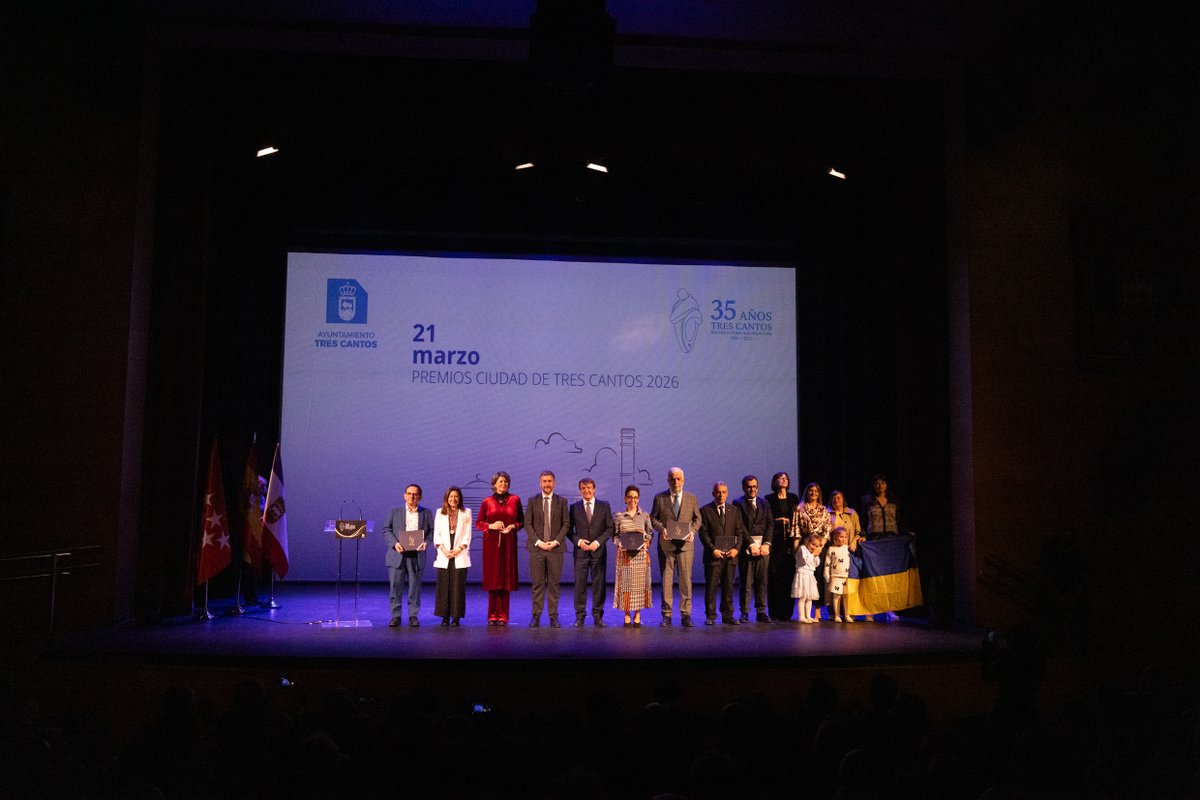 UAM_Madrid's tweet photo. 🏅 La UAM recibe la Medalla de la Ciudad de Tres Cantos "por su destacada contribución al desarrollo educativo, científico y social".

La rectora @_amayamendiko recogió el galardón de manos del alcalde Jesús Moreno en la gala celebrada el pasado sábado.

Con este reconocimiento, el @ayto3cantos distingue la excelencia académica, investigadora y docente de la UAM, así como su papel fundamental en la generación y difusión del conocimiento.
#UAM #UniversidadAutónomadeMadrid #TresCantos #MedallaDelaCiudad