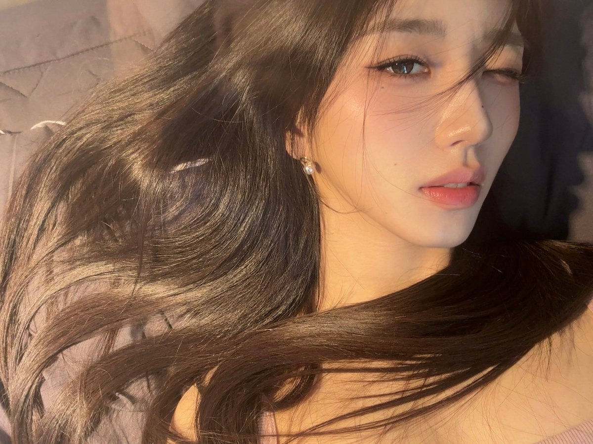 s14lvr's tweet photo. SHE'S NOT DONE YET WTF https://t.co/unikZZ7PEb