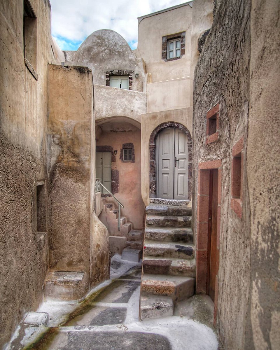 GreekPictures's tweet image. #Emporio (Kasteli), #Santorini. Where the island hides its medieval soul. 🇬🇷
📷 barbaradanezi