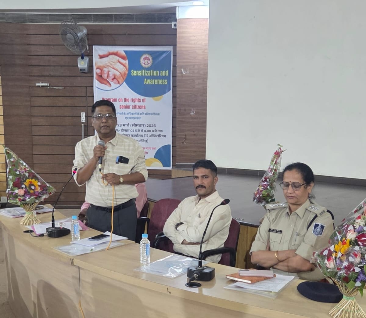 projsindore's tweet image. कलेक्टर सभागृह इंदौर में वरिष्ठ नागरिकों के अधिकारों पर जागरूकता कार्यक्रम सम्पन्न
भरण-पोषण एवं कल्याण अधिनियम के प्रावधानों से सुरक्षा व सम्मान सुनिश्चित करने पर जोर
RM:facebook.com/share/p/1CQPrv…
#JansamparkMP #indore #SeniorCitizens #SocialJustic
@CMMadhyaPradesh 
@JansamparkMP