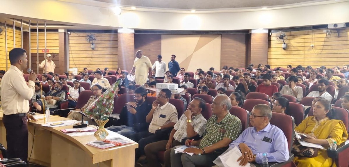 projsindore's tweet image. कलेक्टर सभागृह इंदौर में वरिष्ठ नागरिकों के अधिकारों पर जागरूकता कार्यक्रम सम्पन्न
भरण-पोषण एवं कल्याण अधिनियम के प्रावधानों से सुरक्षा व सम्मान सुनिश्चित करने पर जोर
RM:facebook.com/share/p/1CQPrv…
#JansamparkMP #indore #SeniorCitizens #SocialJustic
@CMMadhyaPradesh 
@JansamparkMP