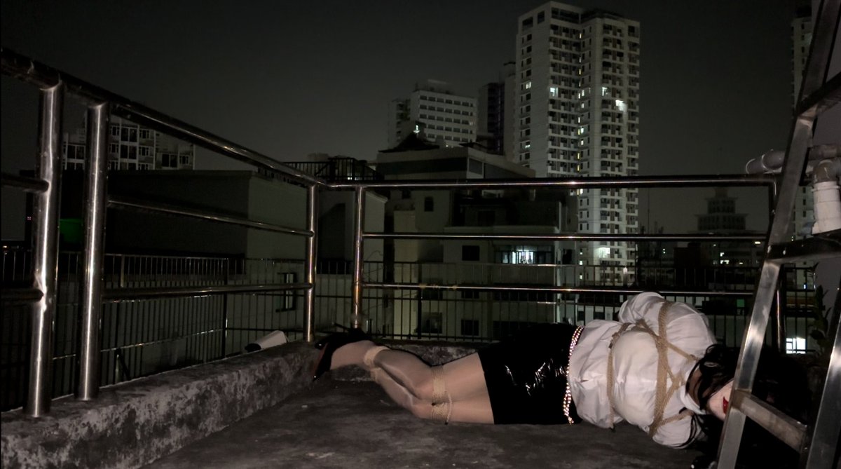 MrTree_Shibari's tweet photo. That's how I injured my knee. You should choose a good spot when playing.#crossdresser #selfbondage https://t.co/jVwnP1svlB