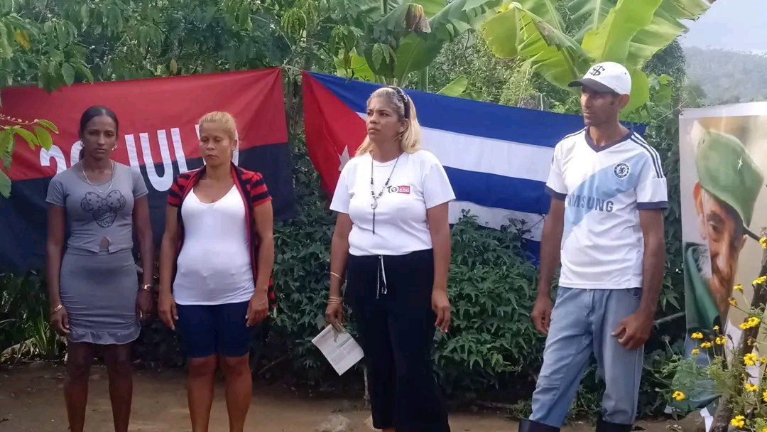 En la comunidad de la Leonor en El Tejal se desarrolla Barrio Debate por el Deber Patrio y Antimperialista y En #ContraLasDrogasSeGana
Con la participación de la Policia , la DNA y los Cuadros del municipio.
#TercerFrente 
#SantiagodeCuba